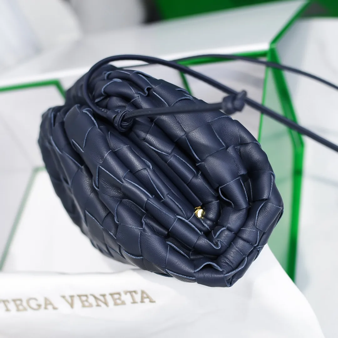 BV cloud bag is in stock, coarse weave, large plaid weave, the pouch cloud bag. Needless to say, this year's most popular bag is not without its reason. The minimalist and slightly wrinkled design is both advanced and a bit lazy. After the new designer came, he directly changed it to a large weave and became super young. It also has a touch of fashion. You must buy it. This year's must-have bag. Size: 22×12×7cm. Real shot ❤️